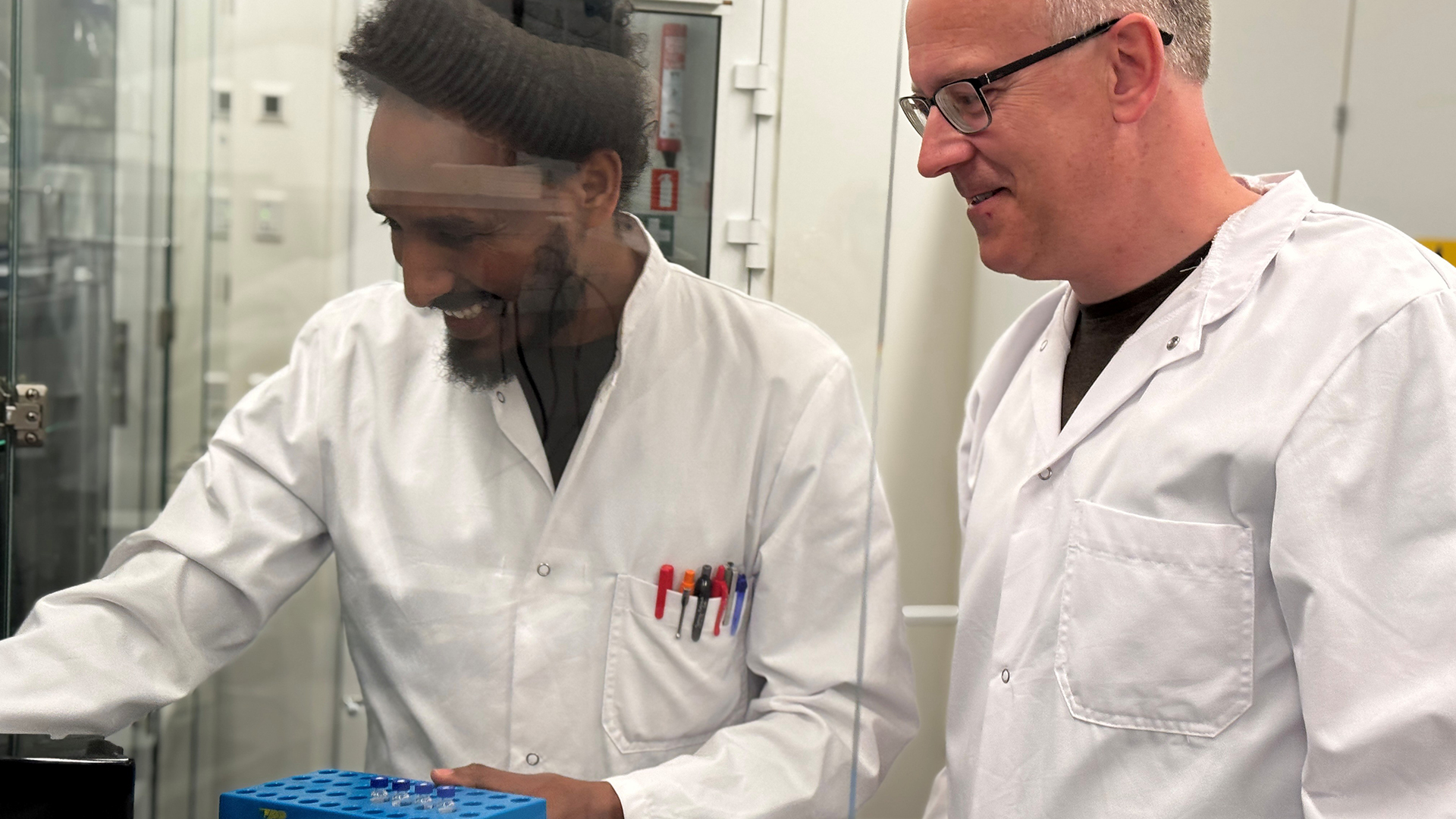 Belay Tilahun Tadesse and Christian Solem in the lab the DTU National Food Institute. 